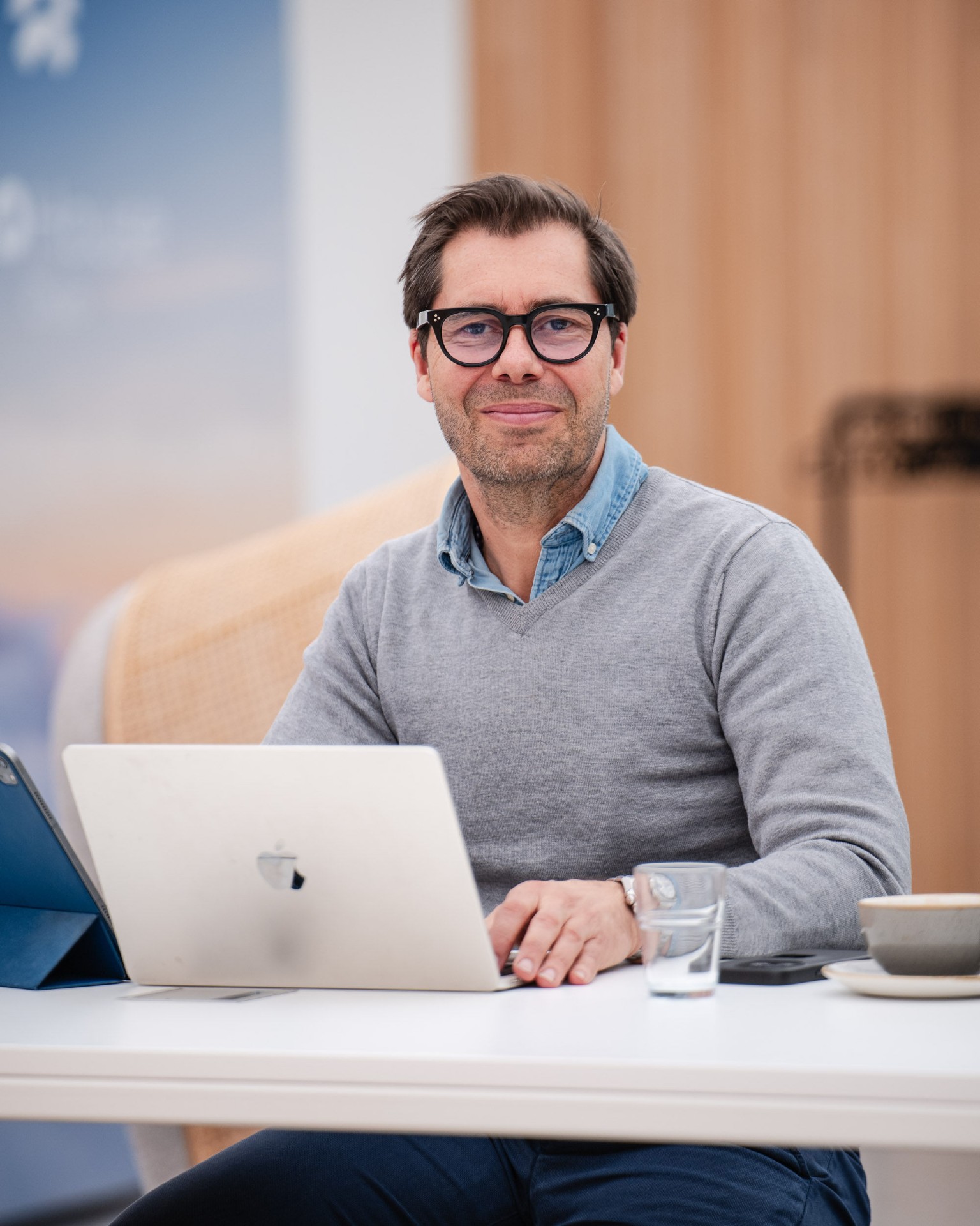 Rådgiver hos Alura ved skrivebordet